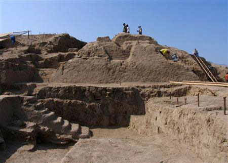 Руины храма, запечатлённые 10 ноября 2007 года