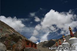 Кайлас Монастырь Дирапук Гомпа, где находится важнейшая медитационная пещера Миларепы